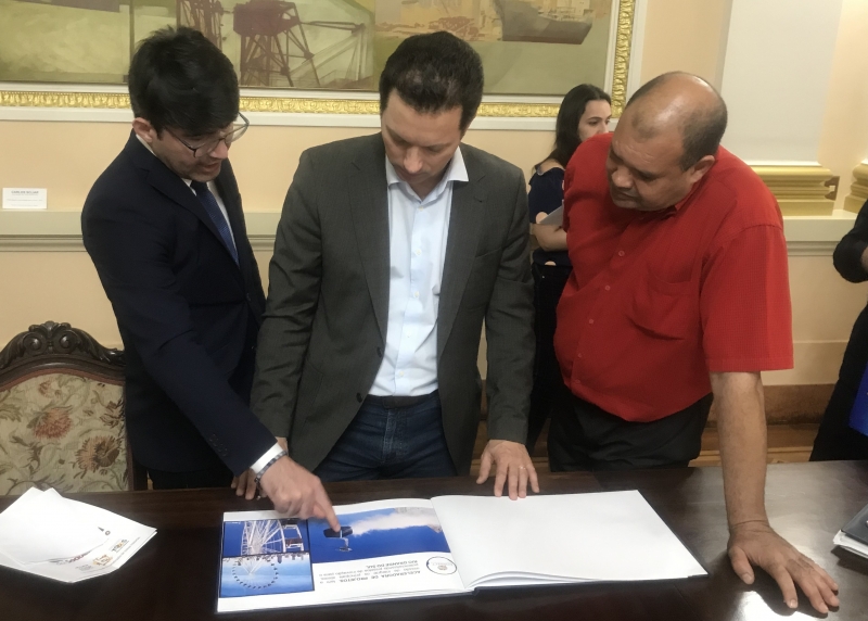 Dias (à esquerda) mostra a proposta do teleférico em encontro com o prefeito Nelson Marchezan Júnior