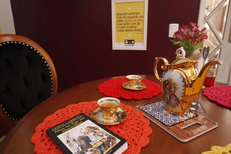Caf&eacute; tem&aacute;tico de Alice no Pa&iacute;s das Maravilhas abriu na Cidade Baixa Foto: LUIZA PRADO/JC