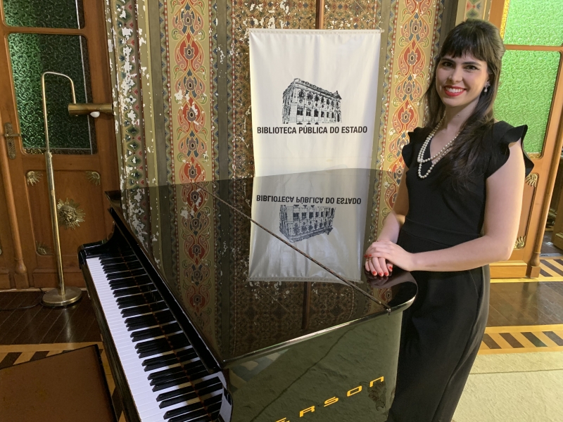 Luana Pacheco apresenta seu show com jazz, blues e chanson na Biblioteca Pública do Estado