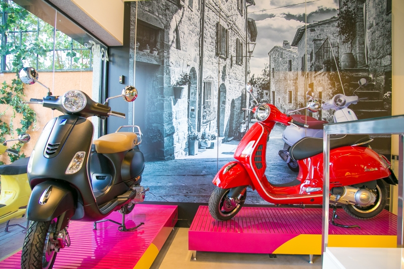 Assim como o design das scooters, as concessionárias combinam estilo moderno e retrô