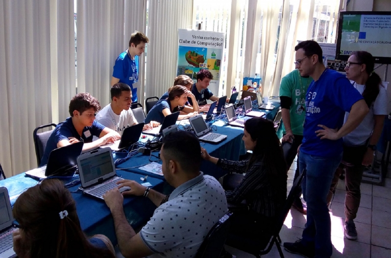 Turmas com até 20 alunos trabalham conceitos teóricos e práticos