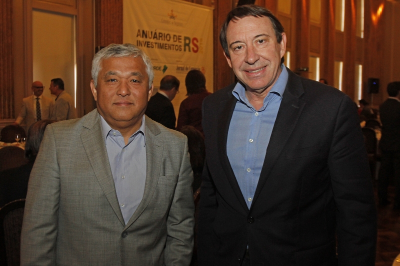 Luiz Fujiwara e Irlan Menegon na apresentação do Anuário de Investimentos JC