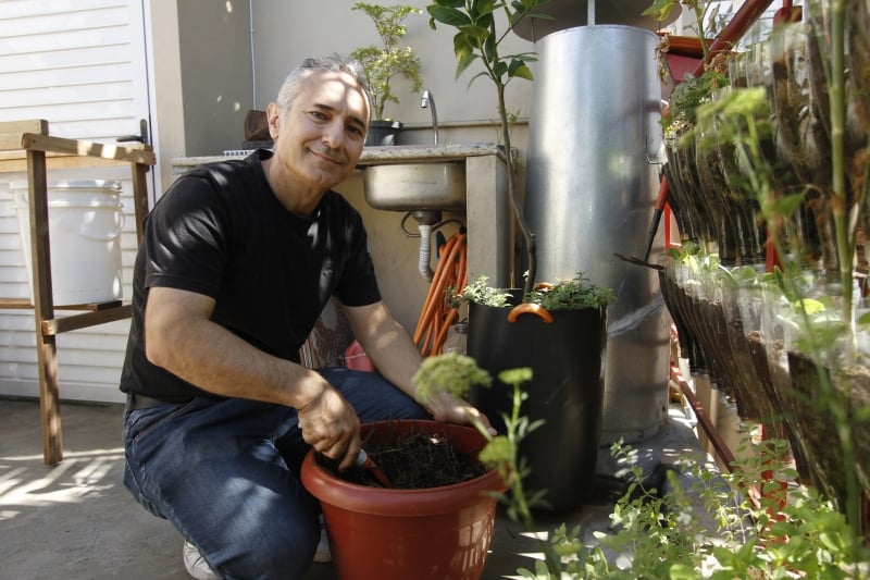 {'nm_midia_inter_thumb1':'https://www.jornaldocomercio.com/_midias/jpg/2019/12/03/206x137/1_lp_031219___quati__15_-8919180.jpg', 'id_midia_tipo':'2', 'id_tetag_galer':'', 'id_midia':'5de69e51bdcfd', 'cd_midia':8919180, 'ds_midia_link': 'https://www.jornaldocomercio.com/_midias/jpg/2019/12/03/lp_031219___quati__15_-8919180.jpg', 'ds_midia': 'Fotos do Quati Gelato e Baguete.   Na foto: Fernando Campello', 'ds_midia_credi': 'LUIZA PRADO/JC', 'ds_midia_titlo': 'Fotos do Quati Gelato e Baguete.   Na foto: Fernando Campello', 'cd_tetag': '1', 'cd_midia_w': '800', 'cd_midia_h': '533', 'align': 'Left'}