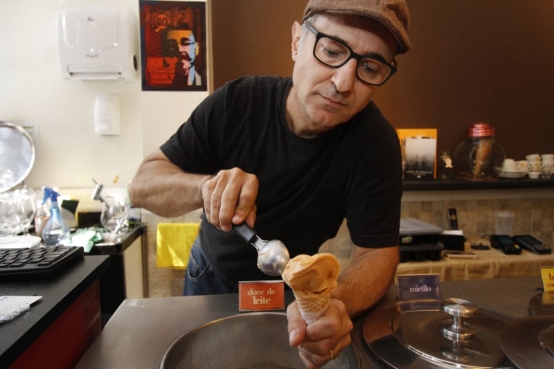 {'nm_midia_inter_thumb1':'https://www.jornaldocomercio.com/_midias/jpg/2019/12/03/206x137/1_lp_031219___quati__32_-8919193.jpg', 'id_midia_tipo':'2', 'id_tetag_galer':'', 'id_midia':'5de69e51bdcfd', 'cd_midia':8919193, 'ds_midia_link': 'https://www.jornaldocomercio.com/_midias/jpg/2019/12/03/lp_031219___quati__32_-8919193.jpg', 'ds_midia': 'Fotos do Quati Gelato e Baguete.   Na foto: Fernando Campello', 'ds_midia_credi': 'LUIZA PRADO/JC', 'ds_midia_titlo': 'Fotos do Quati Gelato e Baguete.   Na foto: Fernando Campello', 'cd_tetag': '1', 'cd_midia_w': '800', 'cd_midia_h': '533', 'align': 'Left'}