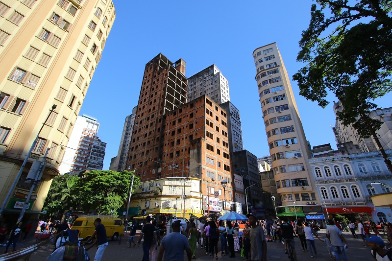 {'nm_midia_inter_thumb1':'https://www.jornaldocomercio.com/_midias/jpg/2019/12/03/206x137/1_mq031219_esqueletao02-8920306.jpg', 'id_midia_tipo':'2', 'id_tetag_galer':'', 'id_midia':'5de6d811b4a94', 'cd_midia':8920306, 'ds_midia_link': 'https://www.jornaldocomercio.com/_midias/jpg/2019/12/03/mq031219_esqueletao02-8920306.jpg', 'ds_midia': 'Fachada do  Esquelet&atilde;o, no Centro de Porto Alegre, na esquina da Marechal Floriano com a Ot&aacute;vio Rocha.', 'ds_midia_credi': 'MARCO QUINTANA/JC', 'ds_midia_titlo': 'Fachada do  Esquelet&atilde;o, no Centro de Porto Alegre, na esquina da Marechal Floriano com a Ot&aacute;vio Rocha.', 'cd_tetag': '1', 'cd_midia_w': '800', 'cd_midia_h': '533', 'align': 'Left'}