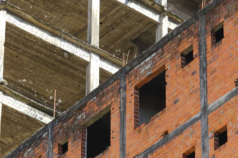 Há mais de 20 anos que o setor público toma medidas, desde fiscalizações até interdições da estrutura