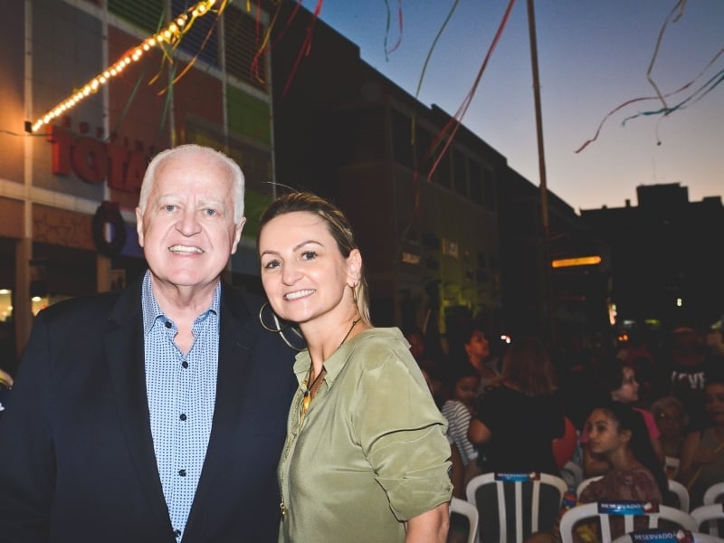 Eduardo e Ana Cláudia Oltramari na chegada do Papai Noel, no Shopping Total
