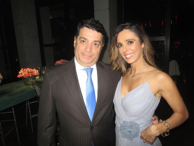 {'nm_midia_inter_thumb1':'https://www.jornaldocomercio.com/_midias/jpg/2019/12/04/206x137/1_pan___vida_social___paulo_guimaraes_e_bianca_santini___eduardo_bins_ely_30_11_19-8921338.jpg', 'id_midia_tipo':'2', 'id_tetag_galer':'', 'id_midia':'5de817212e0ed', 'cd_midia':8921338, 'ds_midia_link': 'https://www.jornaldocomercio.com/_midias/jpg/2019/12/04/pan___vida_social___paulo_guimaraes_e_bianca_santini___eduardo_bins_ely_30_11_19-8921338.jpg', 'ds_midia': 'Paulo Guimar&atilde;es e Bianca Santini na bonita festa na Casa NTX ', 'ds_midia_credi': 'EDUARDO BINS ELY/ESPECIAL/JC', 'ds_midia_titlo': 'Paulo Guimar&atilde;es e Bianca Santini na bonita festa na Casa NTX ', 'cd_tetag': '1', 'cd_midia_w': '800', 'cd_midia_h': '600', 'align': 'Left'}