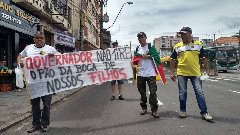 Trabalhadores de carreira militar ocuparam duas faixas da João Pessoa com carro de som e cartazes