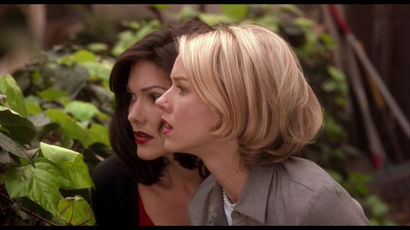 Laura Harring e Naomi Watts em Cidade dos Sonhos