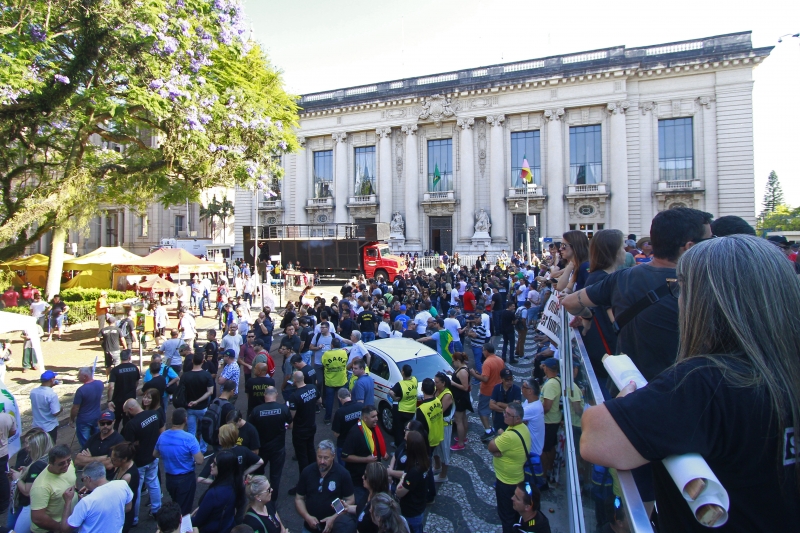 Servidores da BM e Bombeiros fizeram manifestações nas ruas e se concentraram na área do Piratini