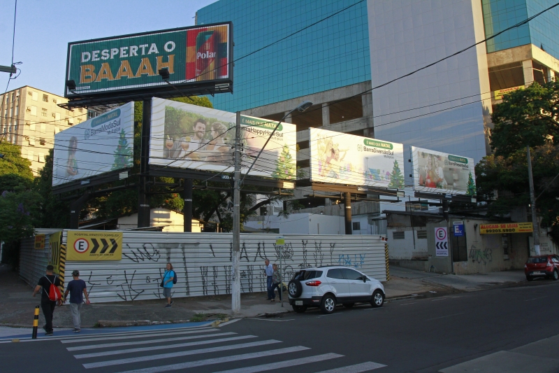 Atualmente espalhados por ruas e avenidas, painéis seriam retirados