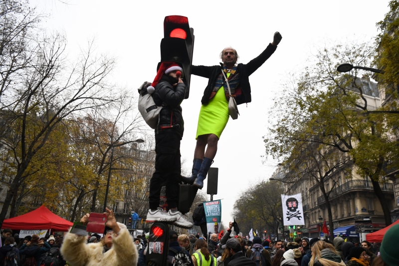 Manifestantes protestam nas ruas de Paris contra a reforma da lei de pensões
