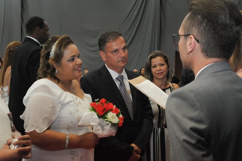Vestidos de noiva e trajes foram doados por lojas da cidade e repassados aos noivos para a cerimônia