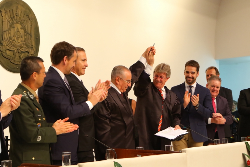 Estilac recebe presidência do tribunal de seu antecessor, Iradir Pietroski