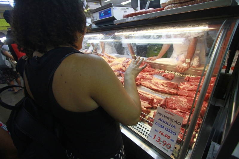 Açougues com promoção na venda de carnes no Mercado Público de Porto Alegre (Centro Histórico).