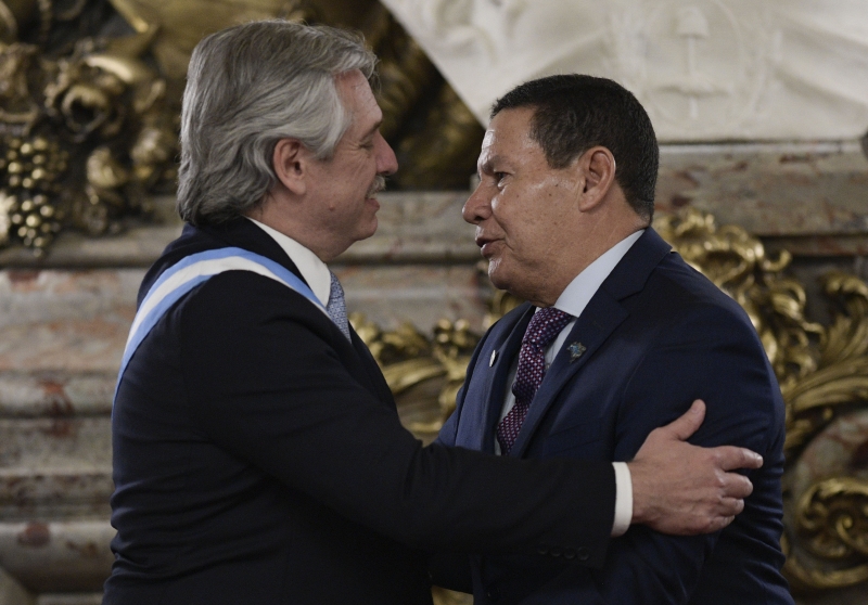Posse de Alberto Fernández na Argentina Argentina's new President Alberto Fernandez (L) is congratulated by Brazil's Vice-President Hamilton Mourao at Casa Rosada presidential palace, after his inauguration ceremony at the Congress in Buenos Aires on December 10, 2019. (Photo by Juan MABROMATA / AFP)