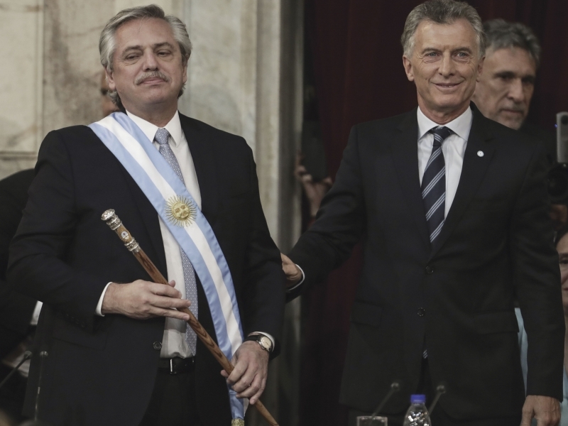 Macri entregou o bastão e a faixa presidencial a Fernández e deu-lhe um abraço na cerimônia
