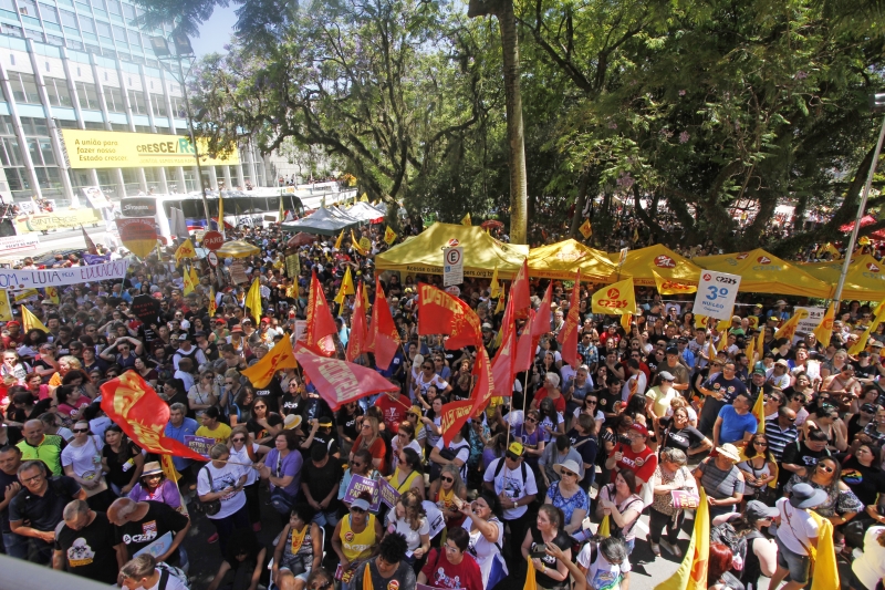 Milhares de servidores se concentraram na Praça da Matriz para protestar