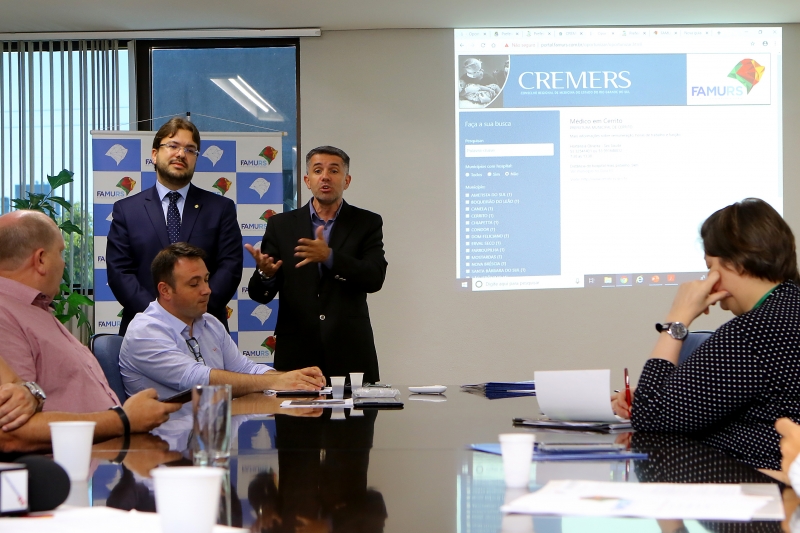 Presidente do Cremers, Eduardo Trindade, e vice-presidente da Famurs, Maneco Hassen  apresentaram a ferramenta. 
