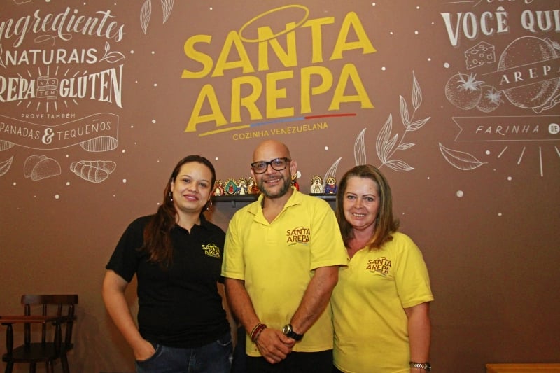 {'nm_midia_inter_thumb1':'https://www.jornaldocomercio.com/_midias/jpg/2019/12/10/206x137/1_nc101219_santaarepa_42-8928021.jpg', 'id_midia_tipo':'2', 'id_tetag_galer':'', 'id_midia':'5df02ac130035', 'cd_midia':8928021, 'ds_midia_link': 'https://www.jornaldocomercio.com/_midias/jpg/2019/12/10/nc101219_santaarepa_42-8928021.jpg', 'ds_midia': 'Claire Guevara e Gonzalo Guevara, dois dos três sócios do Restaurante Santa Arepa e Arelis Morales, responsável pelo preparo das comidas tradicionais da Venezuela.', 'ds_midia_credi': 'NÍCOLAS CHIDEM/JC', 'ds_midia_titlo': 'Claire Guevara e Gonzalo Guevara, dois dos três sócios do Restaurante Santa Arepa e Arelis Morales, responsável pelo preparo das comidas tradicionais da Venezuela.', 'cd_tetag': '1', 'cd_midia_w': '800', 'cd_midia_h': '533', 'align': 'Left'}