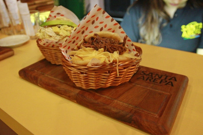 {'nm_midia_inter_thumb1':'https://www.jornaldocomercio.com/_midias/jpg/2019/12/10/206x137/1_nc101219_santaarepa_54-8928024.jpg', 'id_midia_tipo':'2', 'id_tetag_galer':'', 'id_midia':'5df02ac130035', 'cd_midia':8928024, 'ds_midia_link': 'https://www.jornaldocomercio.com/_midias/jpg/2019/12/10/nc101219_santaarepa_54-8928024.jpg', 'ds_midia': 'Restaurante Santa Arepa, de comida tradicional venezuelana, dentro do Shopping Nova Olaria, na Cidade Baixa', 'ds_midia_credi': 'NÍCOLAS CHIDEM/JC', 'ds_midia_titlo': 'Restaurante Santa Arepa, de comida tradicional venezuelana, dentro do Shopping Nova Olaria, na Cidade Baixa', 'cd_tetag': '1', 'cd_midia_w': '800', 'cd_midia_h': '533', 'align': 'Left'}