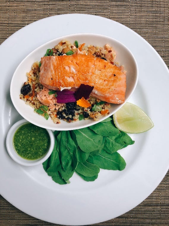 Cozinhar quinoa por 10 minutos em água fervente e sal. Escorrer e reservar.