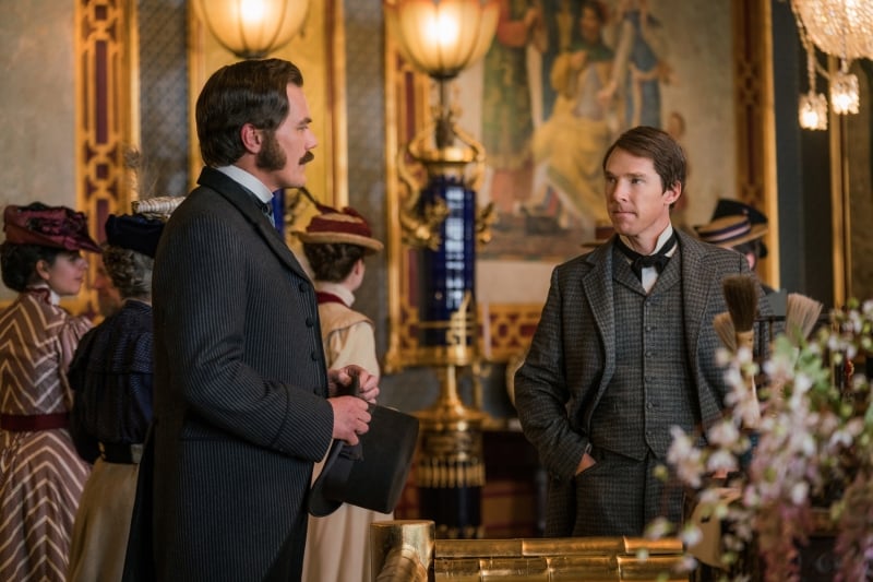 Michael Shannon vive George Westinghouse, enquanto Benedict Cumberbatch interpreta Thomas Edison