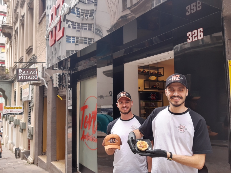 O sócio Jackson Tibolla e o funcionário Guilherme Fernandes da OZ Australian Pie Foto: LUKA PUMES/ESPECIAL/JC