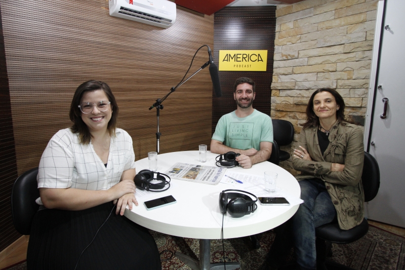 Gravação do podcast do GE com Carina Donida, da America Podcast.
Na foto: Isadora Jacoby, Mauro Belo Schneider e Carina Donida Foto: LUIZA PRADO/JC