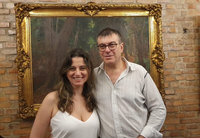 Claudia Sued com Leonardo Barboza em noite de leilão no seu antiquário, no Centro Histórico