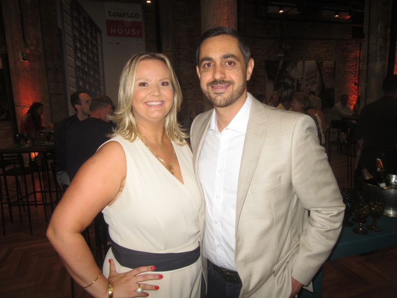 Claudia Sued com Leonardo Barboza em noite de leilão no seu antiquário, no Centro Histórico