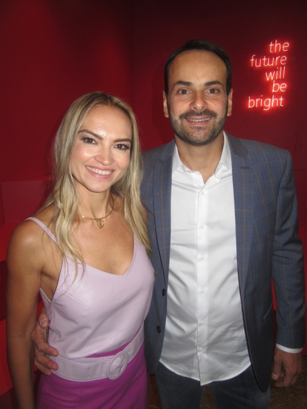 {'nm_midia_inter_thumb1':'https://www.jornaldocomercio.com/_midias/jpg/2019/12/13/206x137/1_pan___vida_social___hellen_carraro_e_marcelo_carraro___eduardo_bins_ely_30_11_19-8931239.jpg', 'id_midia_tipo':'2', 'id_tetag_galer':'', 'id_midia':'5df3e9f3a01e9', 'cd_midia':8931239, 'ds_midia_link': 'https://www.jornaldocomercio.com/_midias/jpg/2019/12/13/pan___vida_social___hellen_carraro_e_marcelo_carraro___eduardo_bins_ely_30_11_19-8931239.jpg', 'ds_midia': 'Hellen Carraro e Marcelo Carraro ', 'ds_midia_credi': 'EDUARDO BINS ELY/ESPECIAL/JC', 'ds_midia_titlo': 'Hellen Carraro e Marcelo Carraro ', 'cd_tetag': '1', 'cd_midia_w': '600', 'cd_midia_h': '800', 'align': 'Left'}