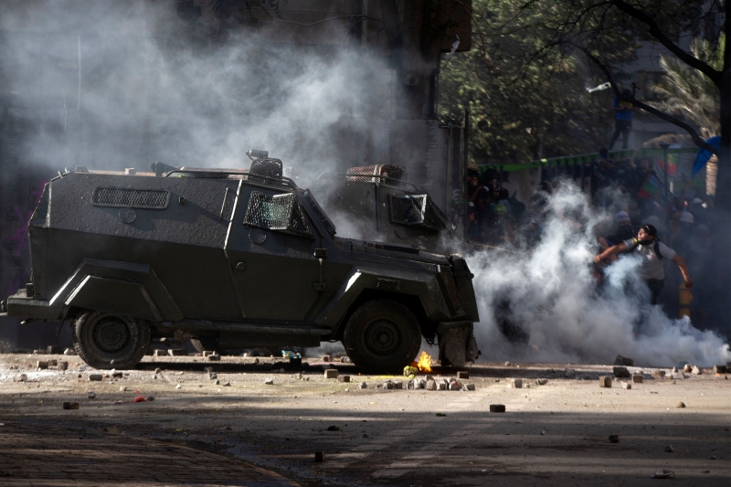 População chilena e polícia voltaram a se enfrentar durante os protestos 