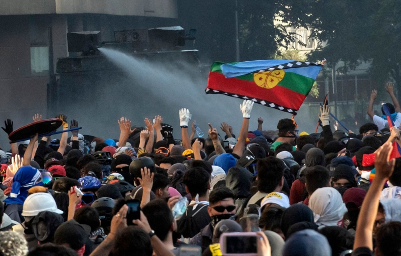 Como 11 de março de 1990 marca o momento em que Augusto Pinochet entrega o país à democracia