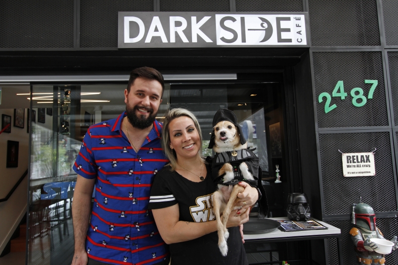 Especial de gastronomia do Gera&ccedil;&atilde;oE no Dark Side Caf&eacute;
Na foto: Neto Marques, Mari Brino e Toquinho Foto: LUIZA PRADO/JC