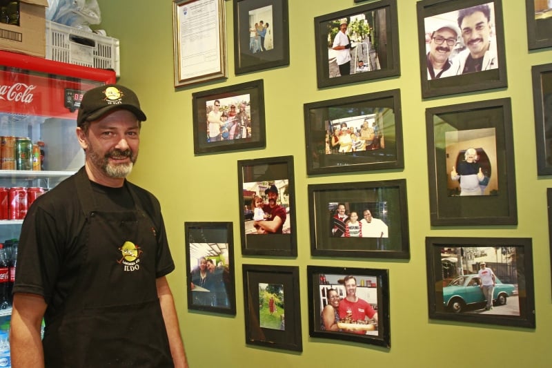 Ildo Berte, dono da Lanchera do Ildo, na esquina da João Telles com a Henrique Dias. Foto: NÍCOLAS CHIDEM/JC