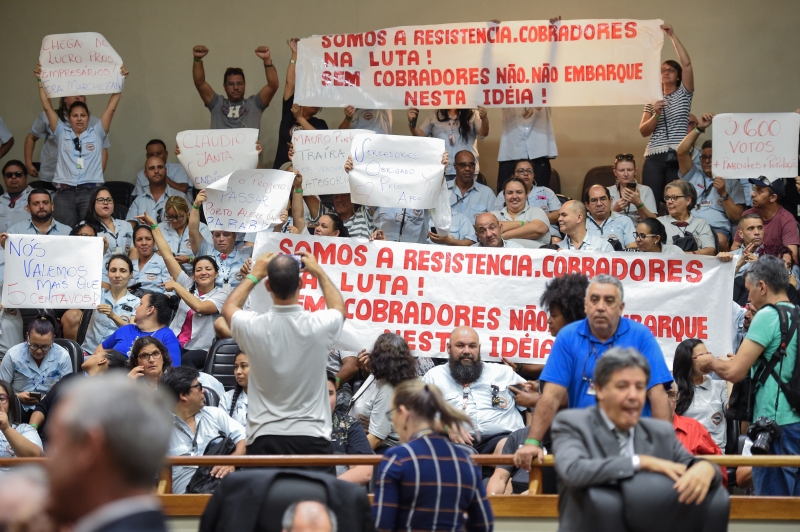 Rodoviários lotaram as galerias da Câmara e ameaçaram 'parar a cidade' caso projeto não seja retirado