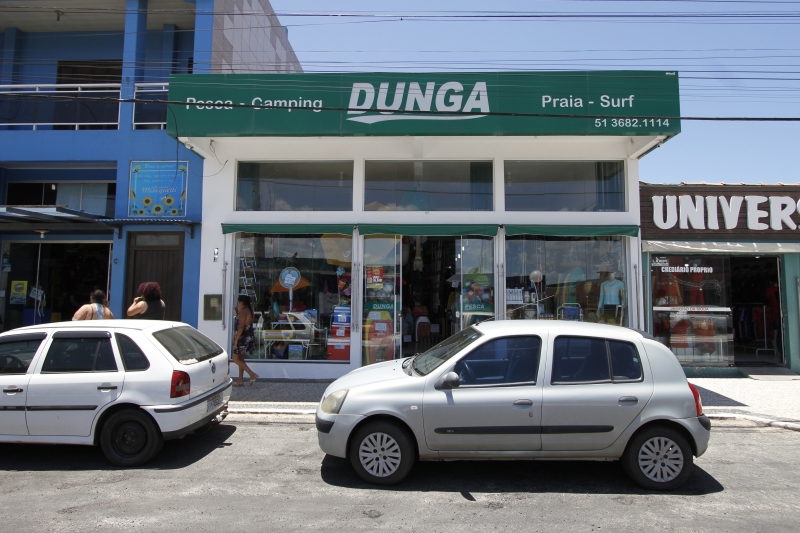 A Dunga, que vende artigos de pescaria, fica ao lado do Meneguetti, na avenida General Osório, nº 481 Foto: LUIZA PRADO/JC