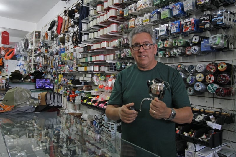 Sezar, atual propriet&aacute;rio, j&aacute; foi funcion&aacute;rio do neg&oacute;cio Foto: LUIZA PRADO/JC