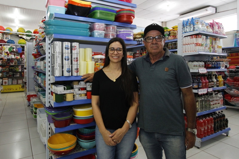 Deise e Meneguetti vendem de tudo no negócio da rua General Osório, nº 481: de produtos de limpeza a rapaduras e jogos Foto: fotos: LUIZA PRADO/JC