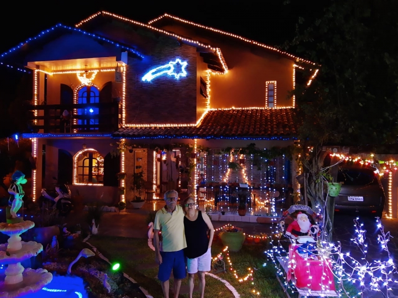 Jairo e Ligia Maria Alvez de Souza enfeitam a residência há quase 30 anos