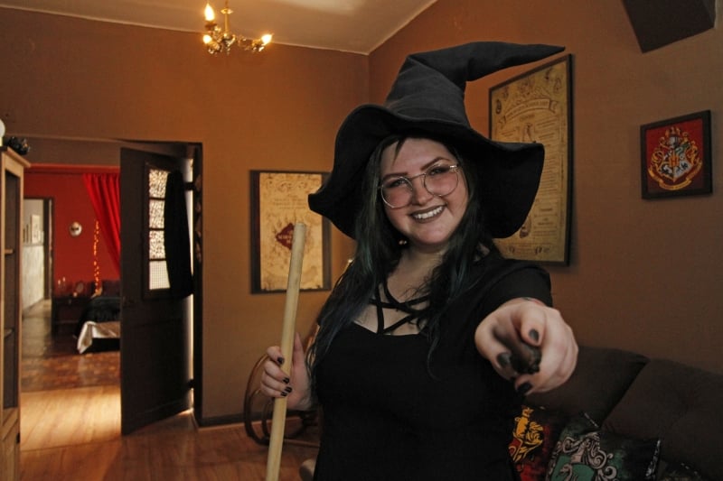 Entrevista e grava&ccedil;&atilde;o com a propriet&aacute;ria do Airbnb tem&aacute;tico do Harry Potter
Na foto: Larissa Philomena Foto: LUIZA PRADO/JC