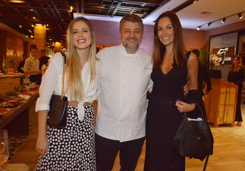 O chef Carlos Kristensen entre Luisa Ramirez e Juliana Andrade 