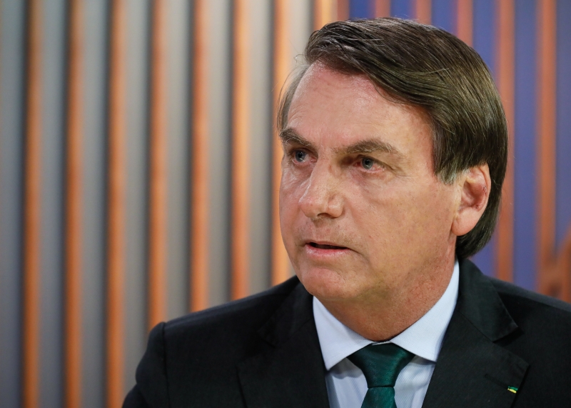 Na terça, Bolsonaro reclamou que estava levando "pancada" antes de ter tomado decisão