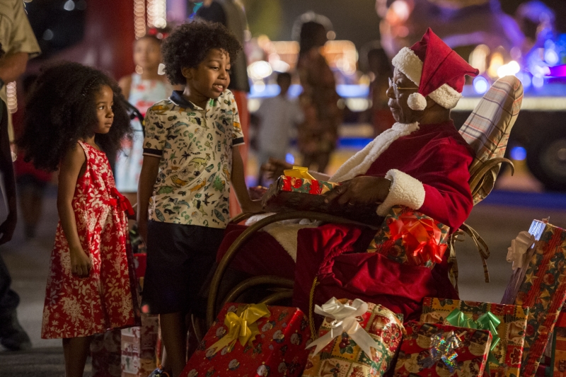 Milton Gonçalves encarna o Bom Velhinho no programa 'Juntos a magia acontece'