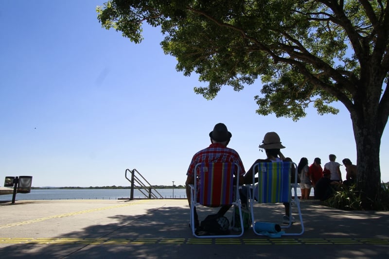 Lugares à sombra na orla da Capital foram disputados