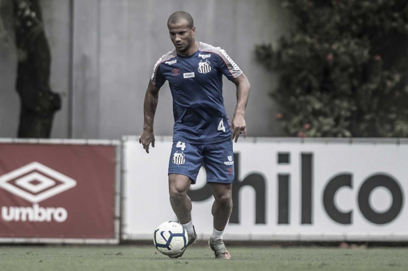 Volante de 35 anos, atualmente no Santos, interessa ao Grêmio