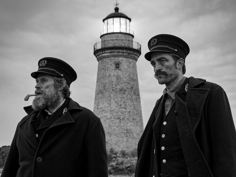 Willem Dafoe e Robert Pattinson vivem dois vigias de um farol marítimo em 1890