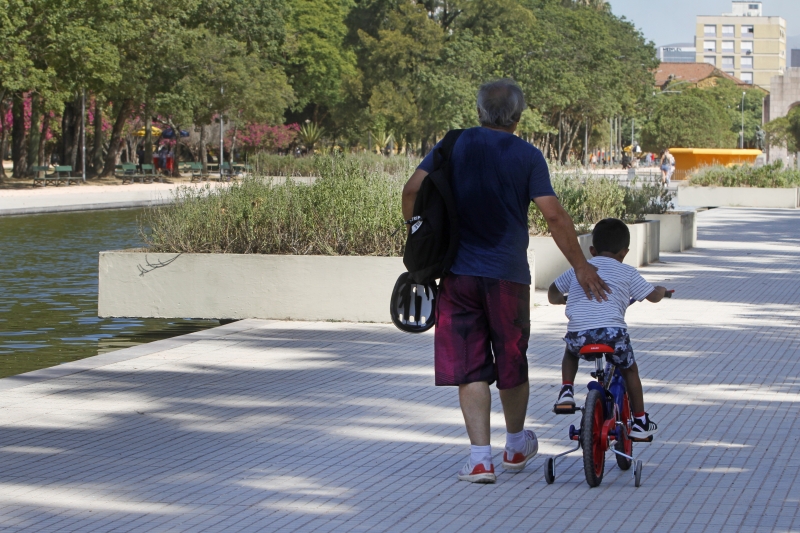 Forte calor levou poucas pessoas a parques e praças na Capital